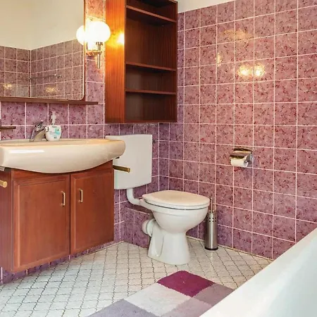 2 Bedroom Awesome In Apartment *